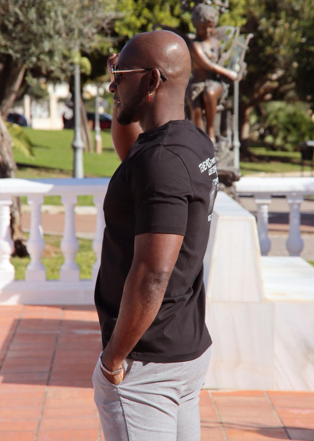No Necesitamos™ – Camiseta de Crítica Social